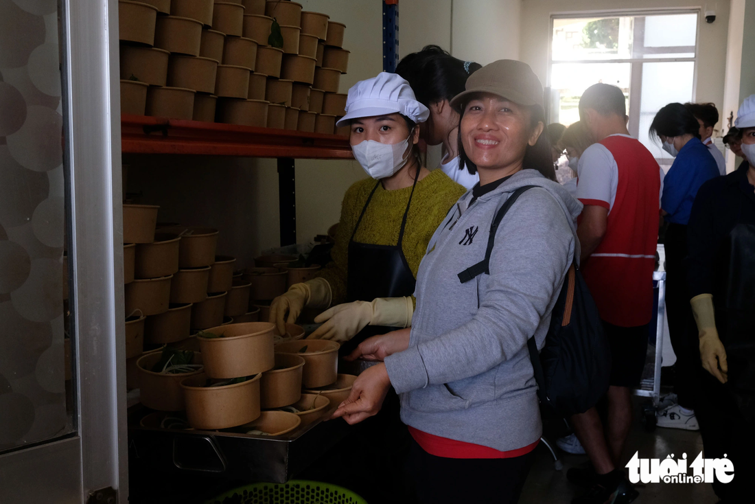 Các đội nhóm công tác xã hội tại Đà Lạt cùng tham gia hưởng ứng Ngày của phở 12-12 bằng hoạt động thiện nguyện tặng phở cho người khó khăn - Ảnh: M.V.