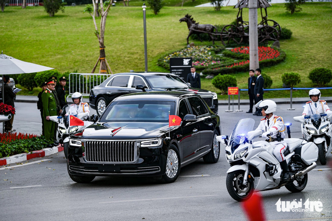 Đoàn xe của Tổng bí thư, Chủ tịch nước Trung Quốc Tập Cận Bình và phu nhân di chuyển từ khách sạn tới Phủ Chủ tịch - Ảnh: NAM TRẦN