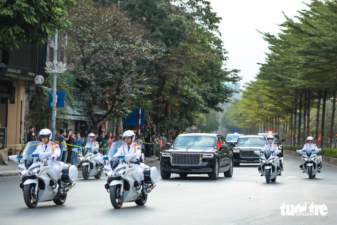 Đoàn xe Hồng Kỳ chở Tổng bí thư, Chủ tịch nước Trung Quốc Tập Cận Bình và phu nhân đi qua phố Kim Mã, Hà Nội chiều 12-12 - Ảnh: DANH KHANG