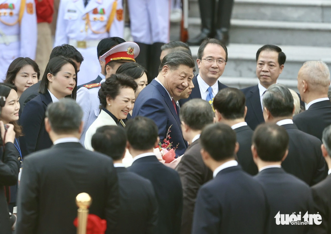 Tổng bí thư, Chủ tịch nước Trung Quốc Tập Cận Bình và phu nhân chào hỏi các quan chức tại lễ đón tại Phủ Chủ tịch chiều 12-12 - Ảnh: NGUYỄN KHÁNH