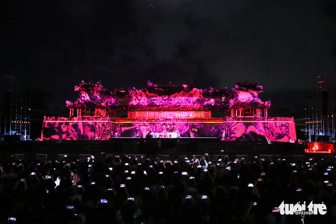 Hàng ngàn khán giả ở Huế đổ về Quảng trường Ngọ Môn để xem màn trình diễn ánh sáng 3D Mapping - Ảnh: NHẬT LINH