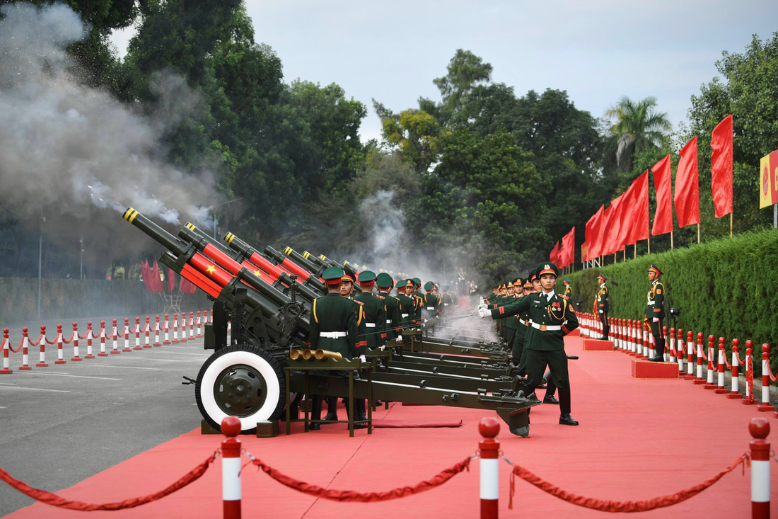 21 loạt đại bác lần lượt vang lên trong lúc quốc thiều hai nước Việt Nam, Trung Quốc được cử ở Phủ Chủ tịch - Ảnh: VIỆT TRUNG