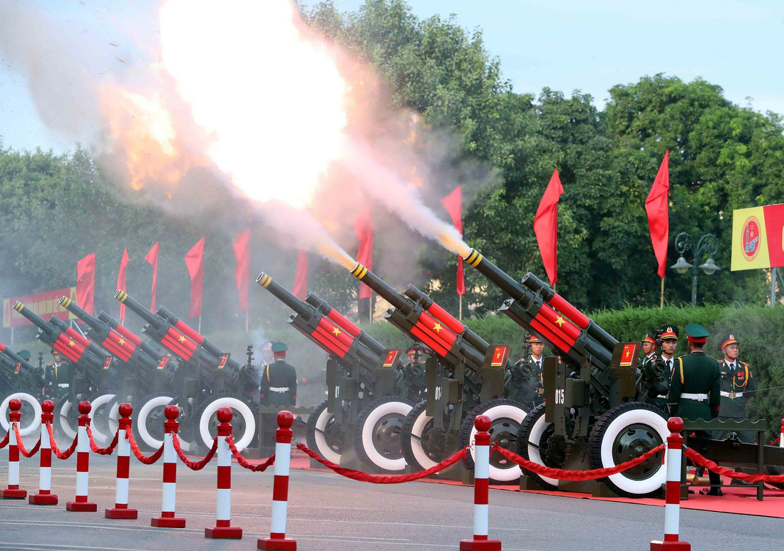 Nghi thức bắn 21 loạt đại bác chào mừng Tổng bí thư, Chủ tịch nước Trung Quốc Tập Cận Bình chiều 12-12 - Ảnh: TTXVN