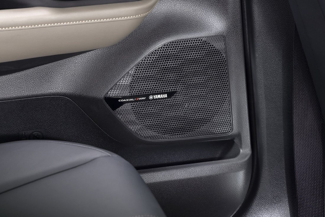 Liputan6: Hệ thống âm thanh Yamaha Premium Dynamics Sound được tích hợp trong Mitsubishi Xforce trình diễn ấn tượng các bài hát ở nhiều thể loại. Không những có thể điều chỉnh âm thanh đầu ra với 4 chế độ, dàn loa này còn có thể chỉnh theo tốc độ của xe, điều kiện đường sá thông qua tính năng Speed Compensated Volume với 5 cấp độ có thể lựa chọn. Tính năng này giúp đẩy nhanh tốc độ bài hát khi xe tăng tốc, và chậm lại khi giảm tốc - Ảnh: Mitsubishi