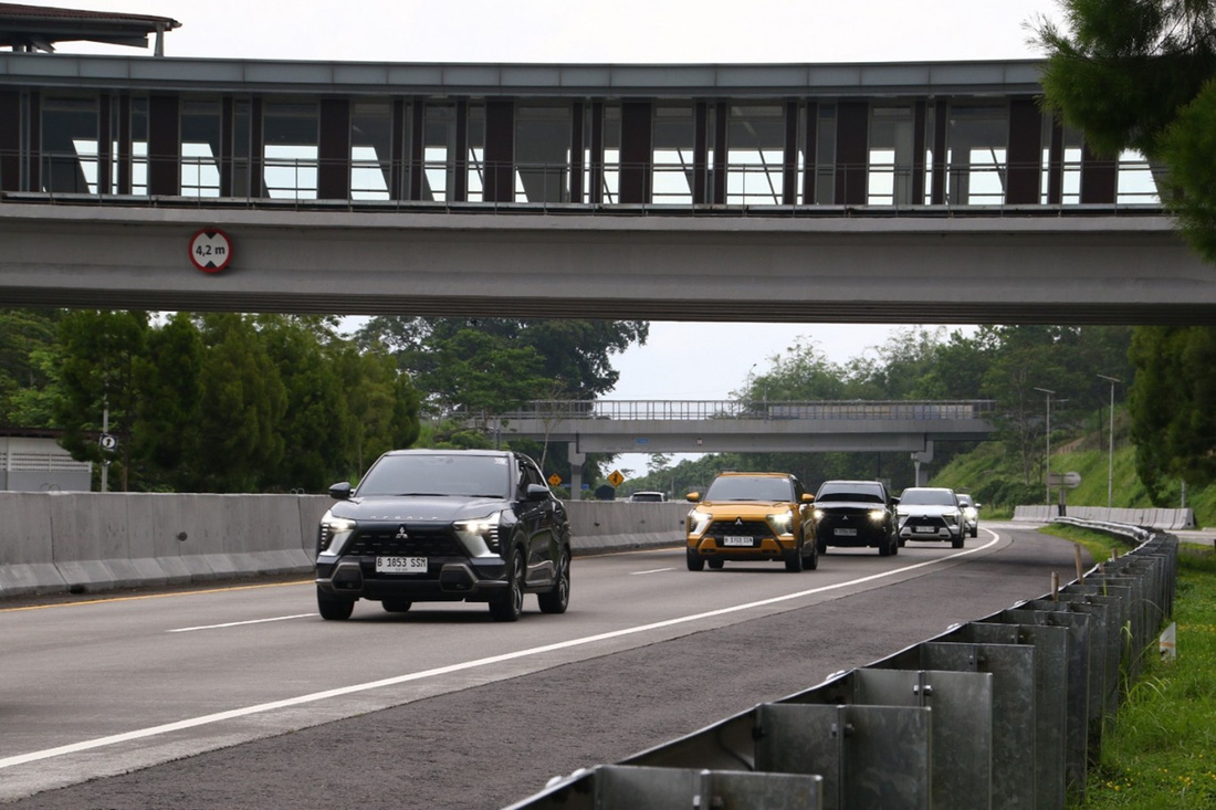 Khả năng thích ứng đa dạng địa hình dù là cao tốc, đường nông thôn hay đô thị giúp Xforce thực sự xứng đáng là một chiếc xe đa dụng. Mức tiêu thụ nhiên liệu trung bình cho chuyến Solo-Semarang-Yogyakarta là 13,4km/lít với tổng quãng đường khoảng 237km - Ảnh: Mitsubishi