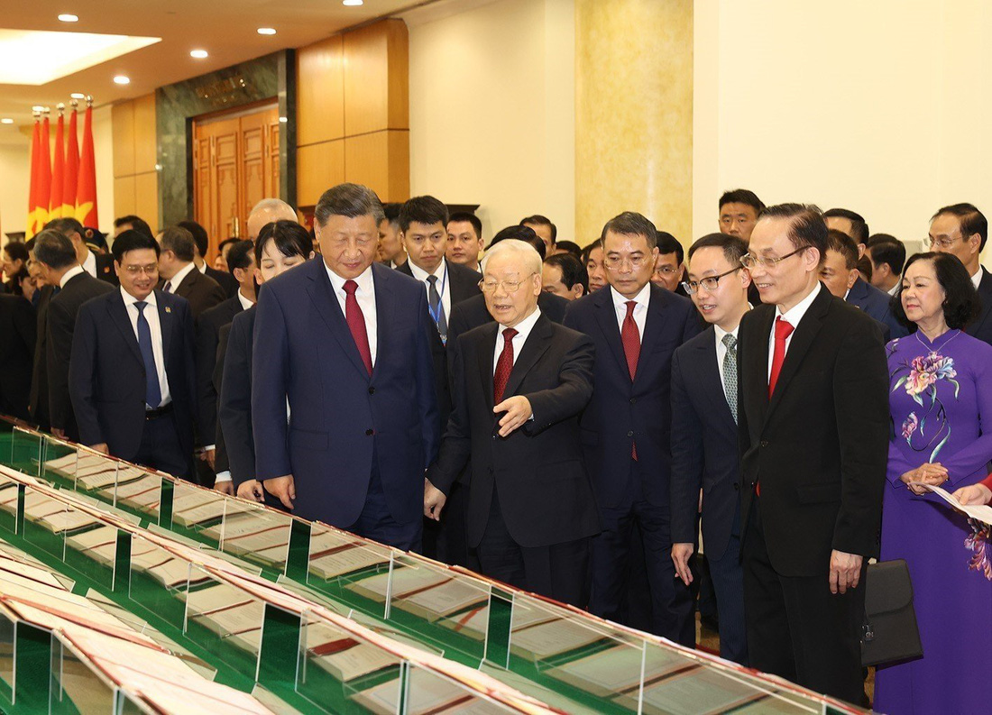 Tổng bí thư Nguyễn Phú trọng và Tổng bí thư, Chủ tịch nước Trung Quốc Tập Cận Bình xem, nghe báo cáo về các văn kiện được ký kết ngày 12-12 - Ảnh: TTXVN