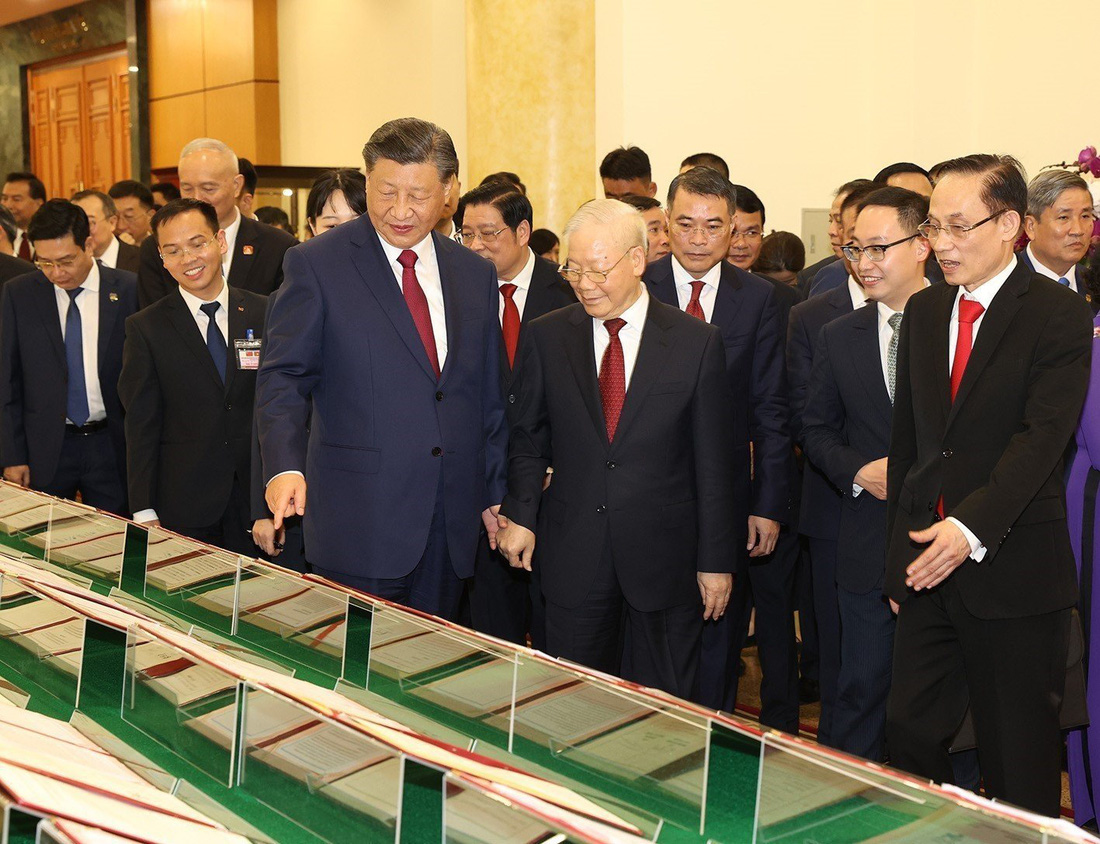 Tổng bí thư Nguyễn Phú Trọng và Tổng bí thư, Chủ tịch nước Trung Quốc Tập Cận Bình nghe báo cáo các văn bản hợp tác được ký kết - Ảnh: TTXVN