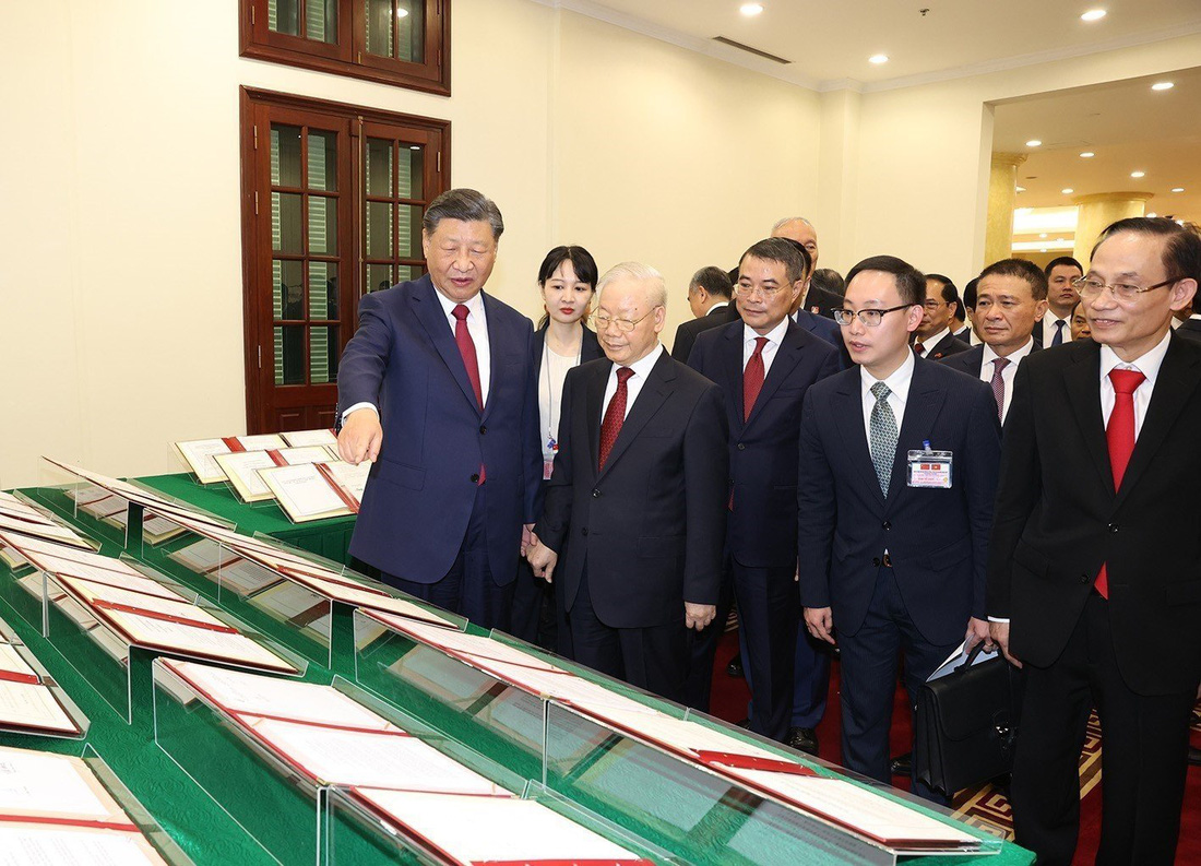 Tổng bí thư Nguyễn Phú Trọng và Tổng bí thư, Chủ tịch nước Trung Quốc Tập Cận Bình cùng xem các văn bản được ký kết - Ảnh: TTXVN