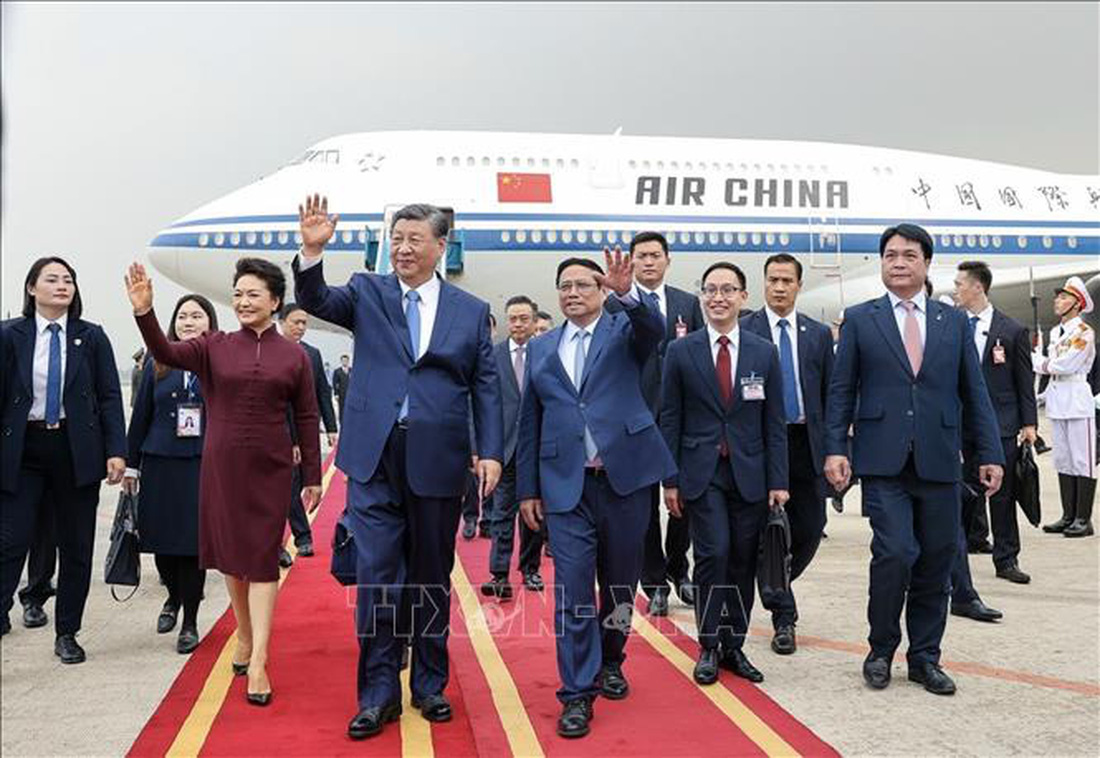 Thủ tướng Phạm Minh Chính đón Tổng bí thư, Chủ tịch Trung Quốc Tập Cận Bình và phu nhân sân bay Nội Bài trưa 12-12 - Ảnh: TTXVN