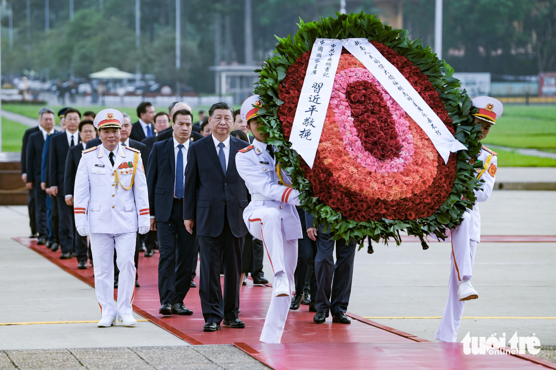 Đoàn do Tổng bí thư, Chủ tịch nước Trung Quốc Tập Cận Bình dẫn đầu đến đặt vòng hoa tại lăng Chủ tịch Hồ Chí Minh - Ảnh: NAM TRẦN