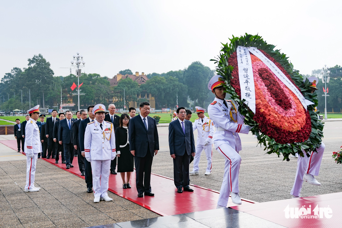 Đây là chuyến thăm cấp nhà nước thứ ba của ông Tập Cận Bình trên cương vị người đứng đầu Đảng, Nhà nước Trung Quốc và lần nào ông cũng đến lăng, tưởng nhớ Chủ tịch Hồ Chí Minh - Ảnh: NAM TRẦN