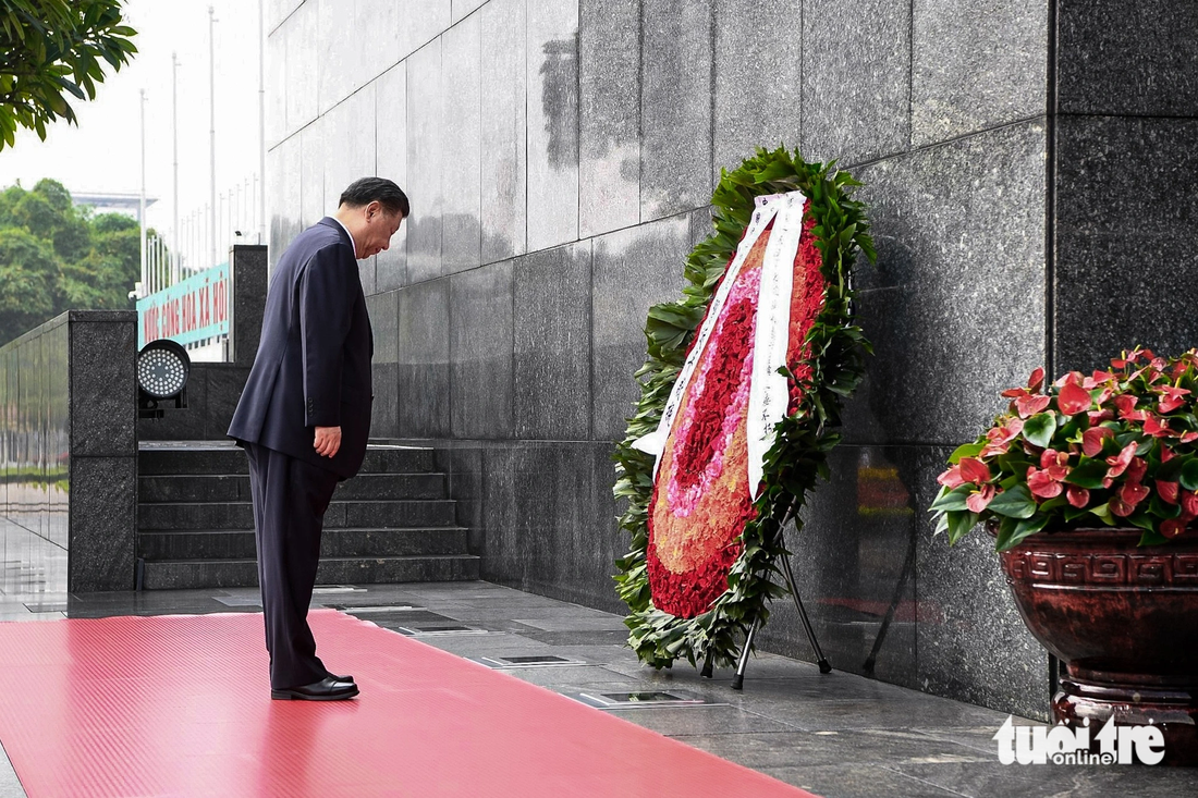 Nhà lãnh đạo Trung Quốc kính cẩn nghiêng mình trước anh linh vị anh hùng giải phóng dân tộc Việt Nam - Ảnh: NAM TRẦN
