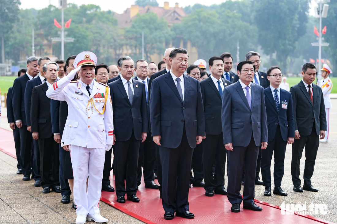 Tổng bí thư, Chủ tịch nước Trung Quốc Tập Cận Bình và đoàn tưởng nhớ Chủ tịch Hồ Chí Minh - Ảnh: NAM TRẦN