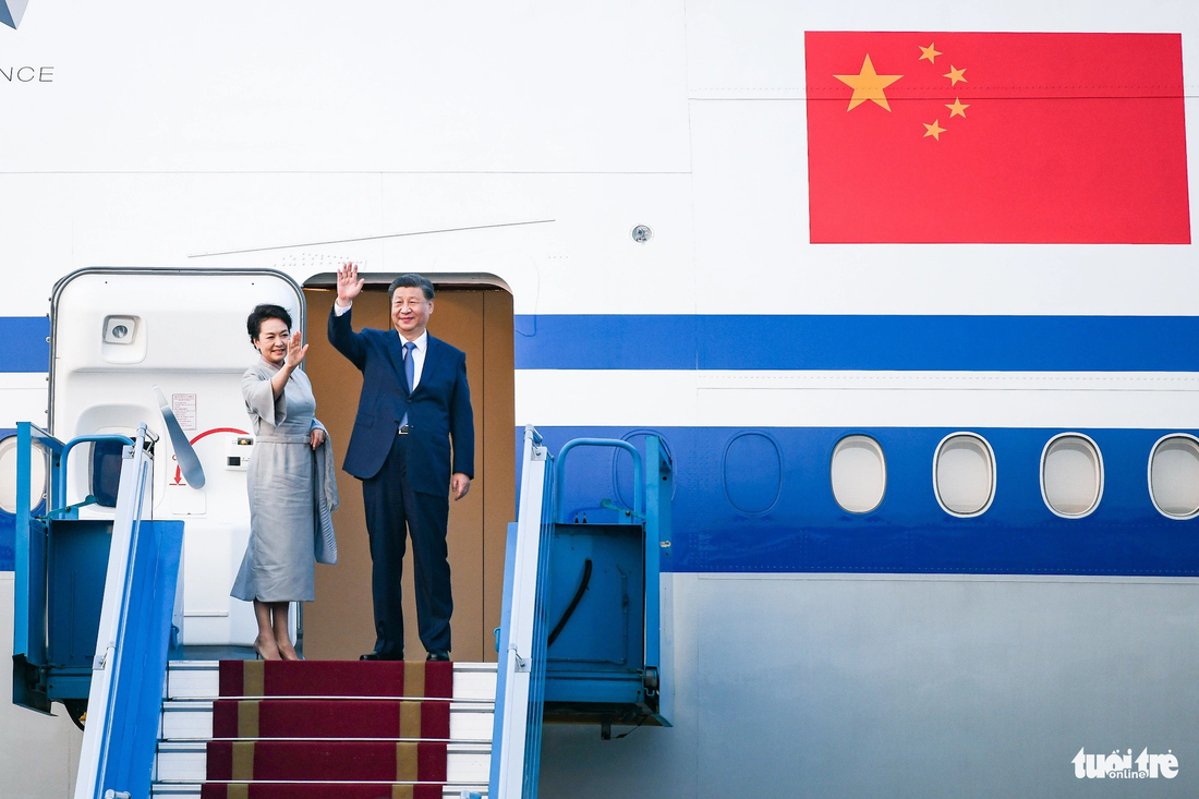 Tổng bí thư, Chủ tịch nước Trung Quốc Tập Cận Bình và phu nhân vẫy tay chào tạm biệt từ chuyên cơ, kết thúc chuyến thăm Việt Nam - Ảnh: NAM TRẦN