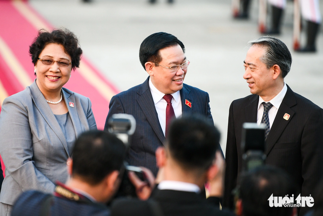Đại sứ Trung Quốc tại Việt Nam Hùng Ba (bìa phải) và Chủ tịch Quốc hội Vương Đình Huệ có mặt tại sân bay Nội Bài chiều 13-12 - Ảnh: NAM TRẦN