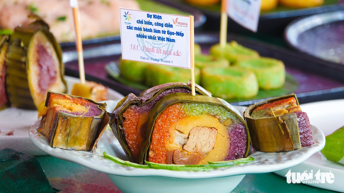 Bánh tét ngũ sắc nhân thịt được các đầu bếp lựa chọn kỹ lưỡng các hạt nếp Việt Nam thơm ngon để làm nên - Ảnh: CHÍ CÔNG