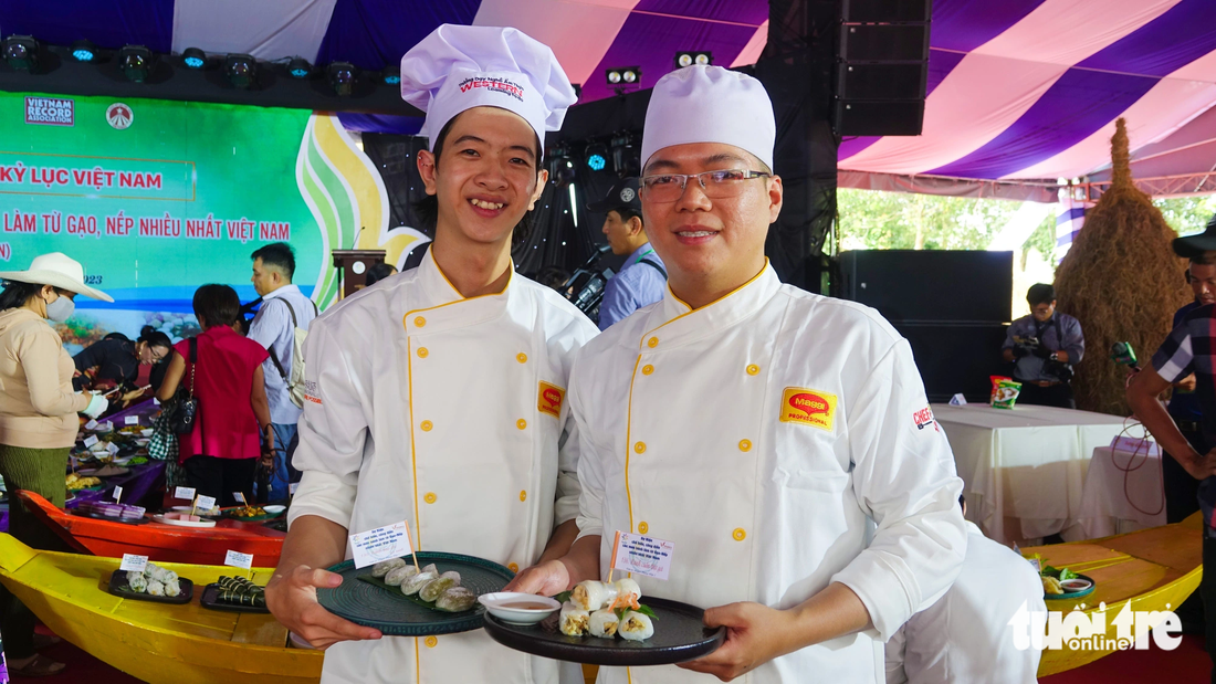 Các đầu bếp làm bánh đều mong muốn giá trị hạt gạo Việt Nam lan tỏa đến khách du lịch trong và ngoài nước - Ảnh: CHÍ CÔNG