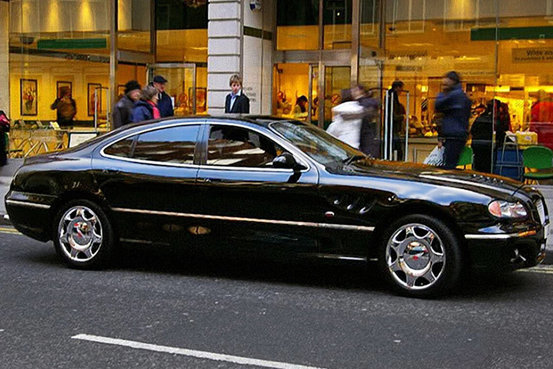 Rất nhiều xe Bentley trong bộ sưu tập tới từ giai đoạn thập niên 1980 tới 1990, chủ yếu là Bentley Azure và Continental. Một số xe Bentley hiếm khác trong bộ sưu tập có thể kể tới Continental R Superfast, coupe Buccaneer GT, Phoenix mui trần, coupe Camelot, Highlander GT 4 cửa hay Bentley Java wagon - Ảnh: CarBuzz