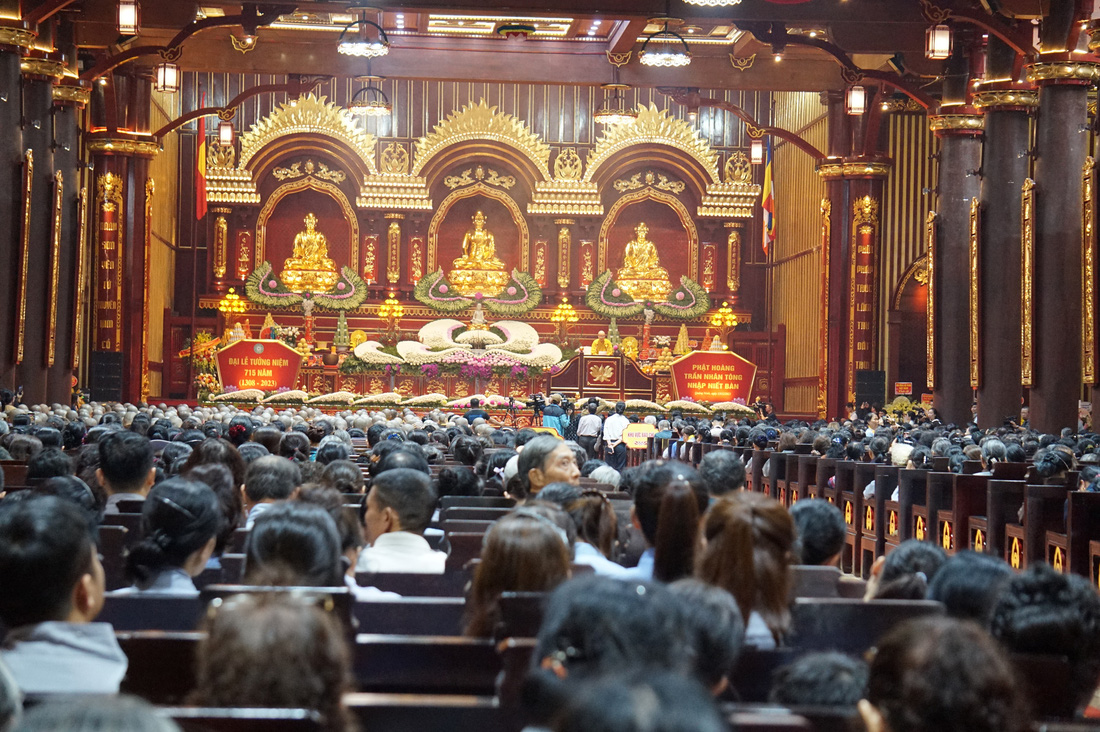 Hàng ngàn tăng ni, phật tử tham gia đại lễ kỷ niệm 715 năm Phật hoàng Trần Nhân Tông nhập niết bàn - Ảnh: Nguyễn Tuấn Anh