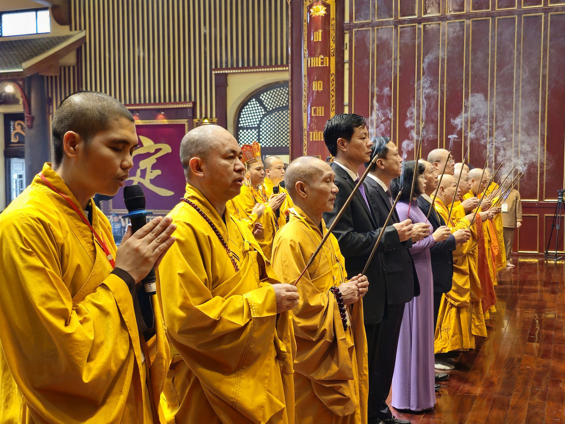 Khóa lễ dâng hương tưởng niệm Phật hoàng Trần Nhân Tông - Ảnh: Nguyễn Tuấn Anh