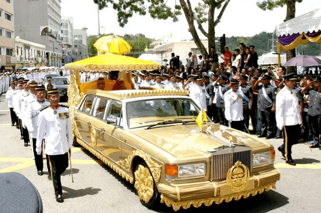 Trong ngày cưới của mình, vị Sultan dùng một chiếc Silver Spur II mạ vàng 24 carat có giá trị khi đó không dưới 14 triệu USD. Chiếc Rolls-Royce Phantom II Continental có biệt danh &quot;Ngôi sao Ấn Độ&quot; có cùng giá trị đó và từng được ghi danh vào kỷ lục Guinness - Ảnh: CarBuzz