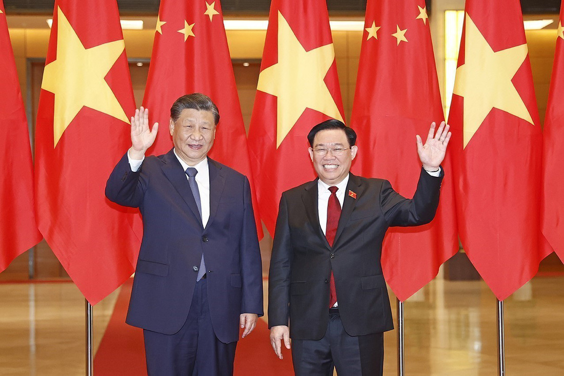 Chủ tịch Quốc hội Vương Đình Huệ và Tổng Bí thư, Chủ tịch nước Trung Quốc Tập Cận Bình chụp ảnh chung - Ảnh: TTXVN