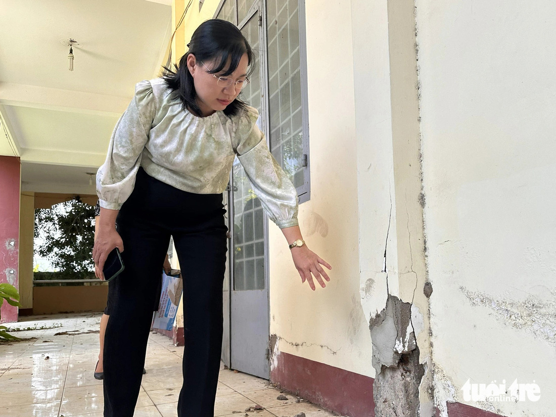 Trường xuất hiện các vết nứt chân cột, dầm, tường gây nguy hiểm cho học sinh, giáo viên - Ảnh: HÀ MI