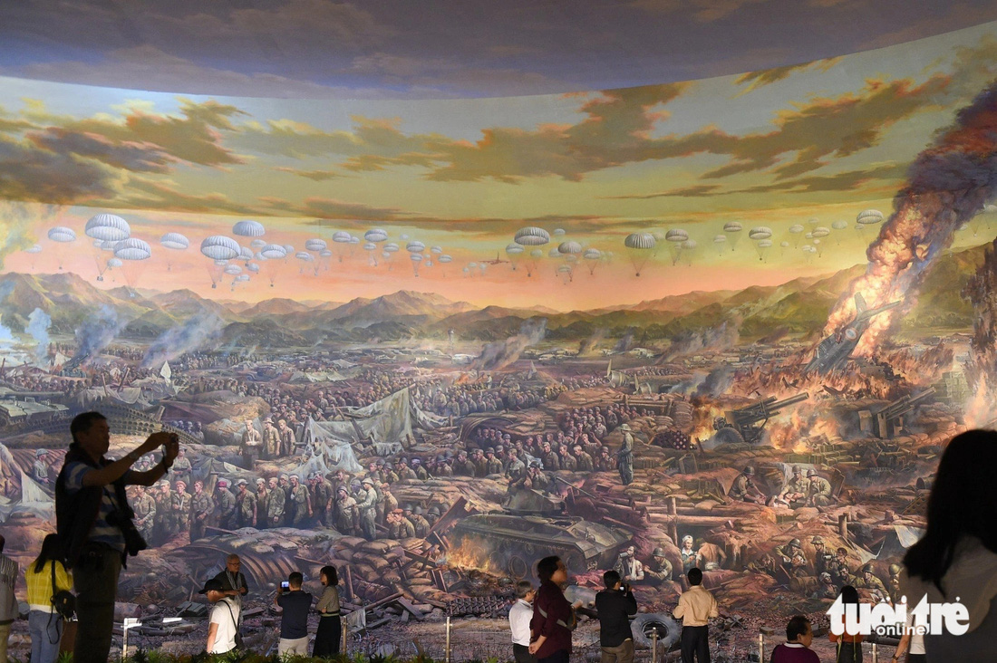 Bức vẽ có kích thước lớn và lần đầu tiên được thực hiện tại Việt Nam với chiều dài 132m, cao 20,5m (tính cả mái vòm của tầng 2 Bảo tàng Chiến thắng Điện Biên Phủ), tổng diện tích bức tranh là 3.225m2 - Ảnh: TỰ TRUNG