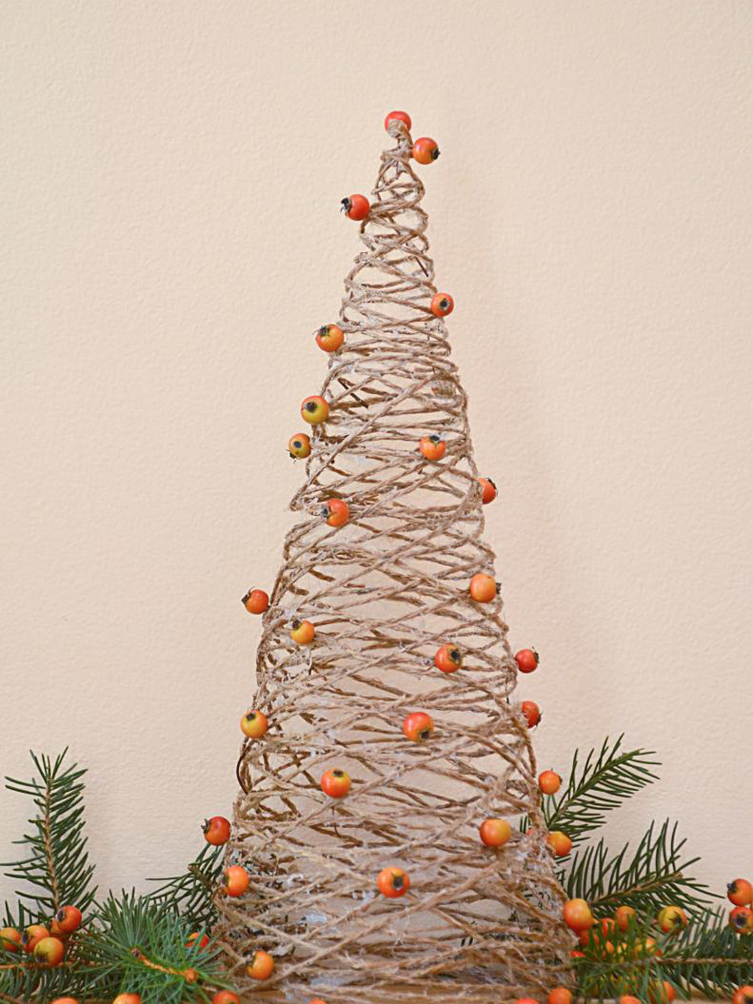 Cây thông Giáng sinh đơn giản mà quyến rũ làm bằng dây bện và keo - Ảnh: HGTV