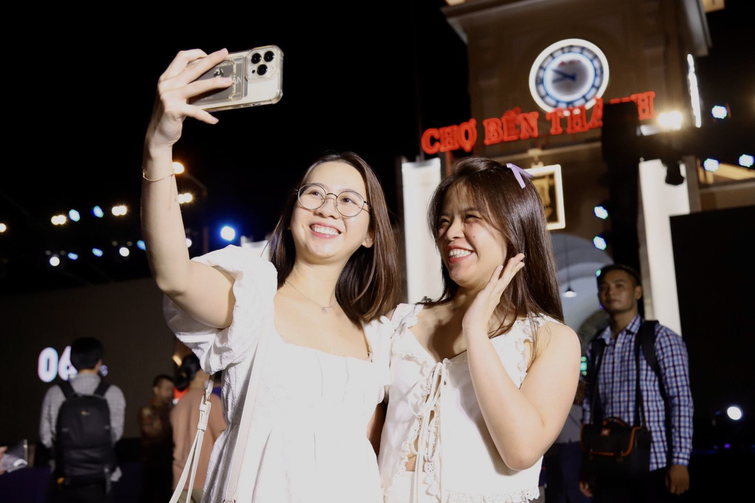 Là fan trung thành của mua sắm online, Ngọc My (trái) và Diễm Hương thích thú khi lần đầu tiên thấy các tiểu thương chợ truyền thống livestream bán hàng. “Đây cũng là cơ hội để có thể quảng bá những sản phẩm du lịch đến du khách gần xa” - Hương chia sẻ - Ảnh: PHƯƠNG QUYÊN
