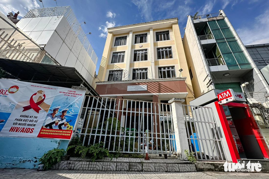 Cũng ở quận 10, trụ sở của UBND phường 2 cũ tại số 168 Hùng Vương nhiều năm qua vẫn đang trong tình trạng cài khóa im lìm  - Ảnh: THẢO LÊ