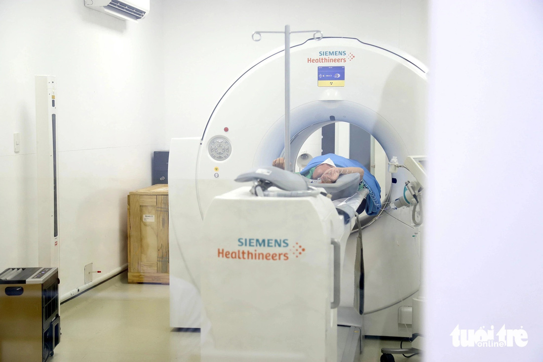 Bệnh nhân ung thư tuyến tiền liệt và u thần kinh nội tiết được chụp PET/CT với hai loại thuốc phóng xạ mới, mà không cần phải ra nước ngoài như trước đây - Ảnh: PHƯƠNG QUYÊN