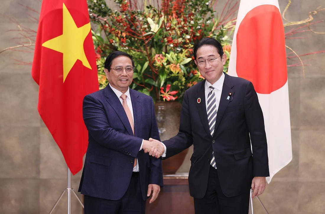 Thủ tướng Phạm Minh Chính và Thủ tướng Nhật Bản Kishida Fumio bắt tay trước hội đàm ngày 16-12 - Ảnh: TTXVN
