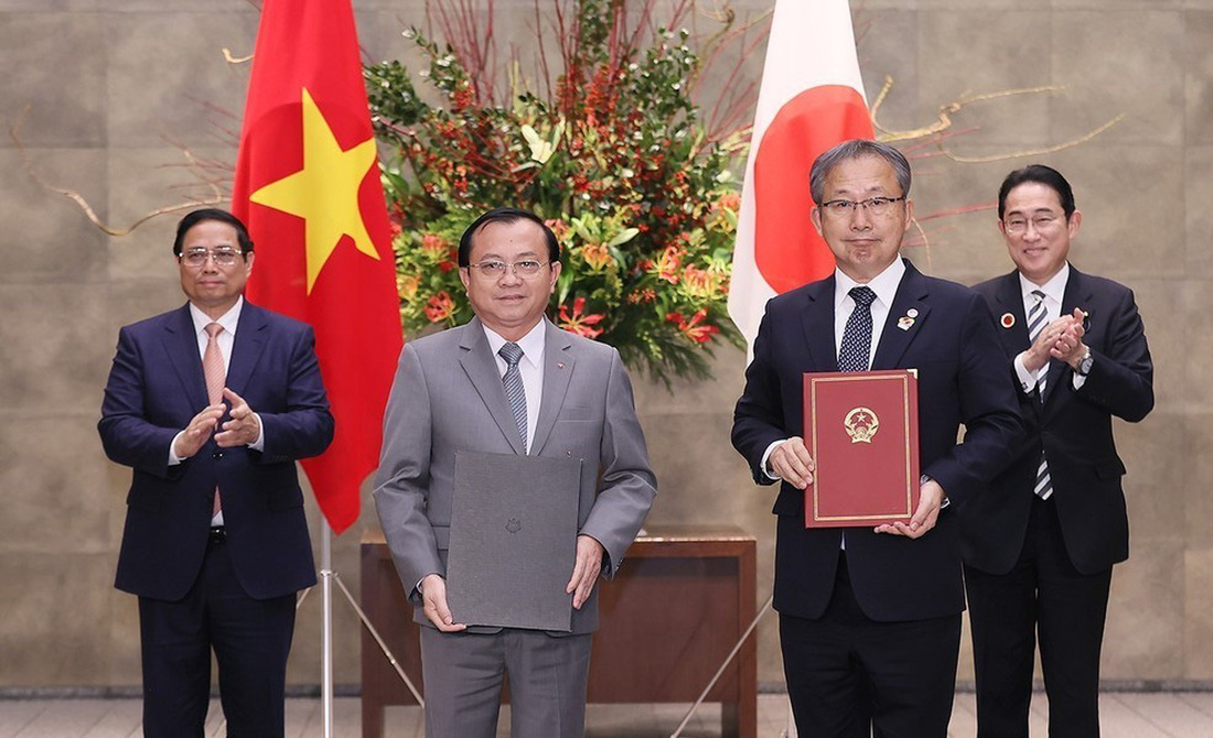 Thủ tướng Phạm Minh Chính và Thủ tướng Kishida Fumio chứng kiến lễ trao văn kiện hợp tác giữa hai nước - Ảnh: TTXVN