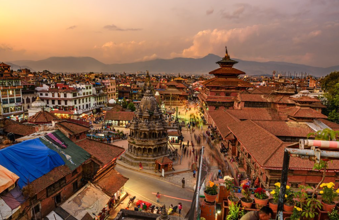Một thành phố tại thung lũng Kathmandu rực sáng lúc chiều tà - Ảnh: KIMKIM