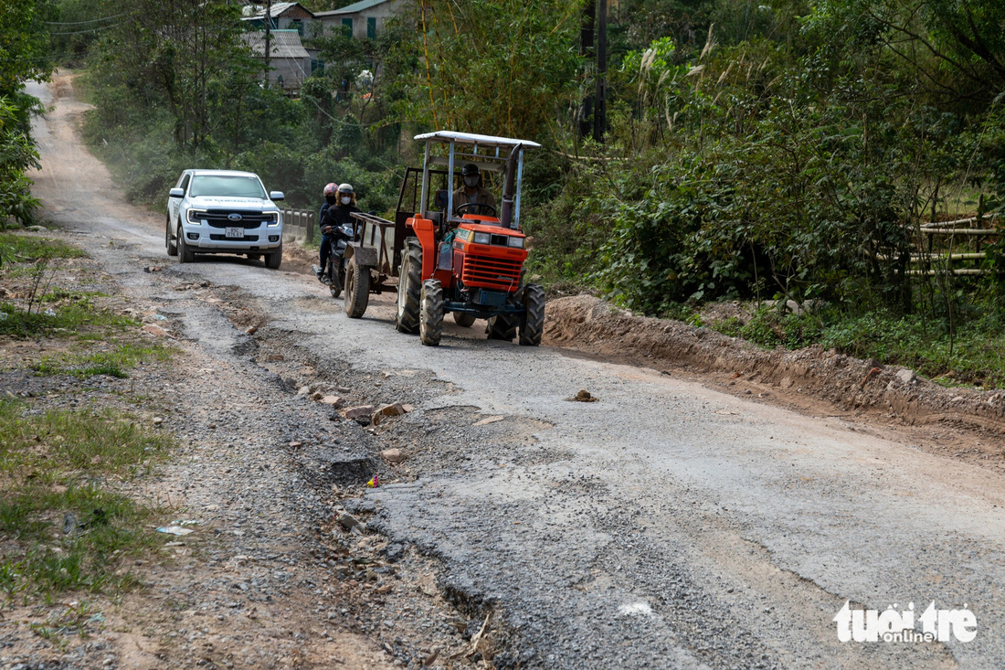 Con đường vào xã Hướng Linh xuống cấp nghiêm trọng khiến các xe gặp khó khăn khi đi lại - Ảnh: HOÀNG TÁO