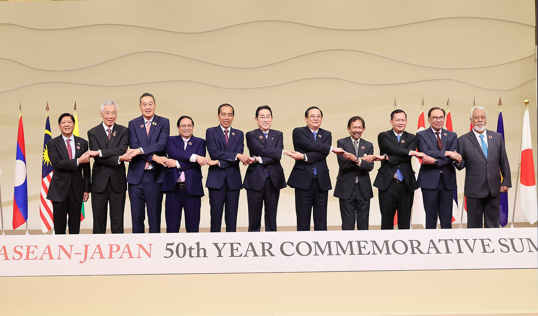 Các lãnh đạo ASEAN và Nhật Bản bắt tay theo phong cách ASEAN tại hội nghị - Ảnh: TTXVN