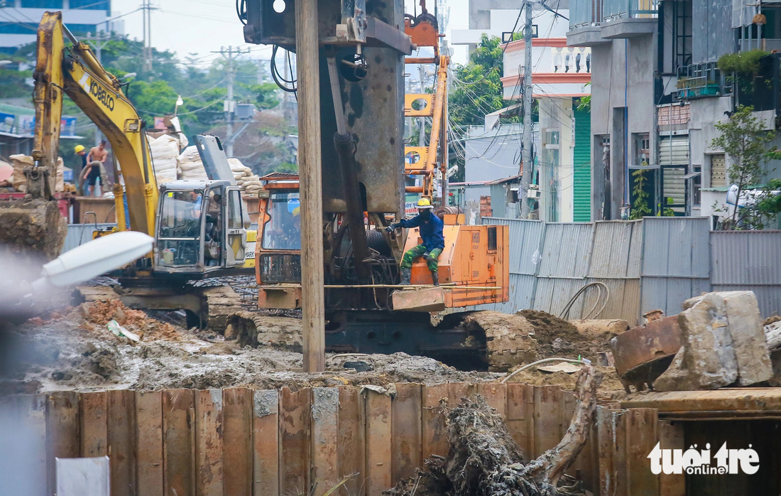 Một tốp công nhân khác đang đóng cọc nhồi để xây dựng cầu Rạch Đỉa mới - Ảnh: CHÂU TUẤN