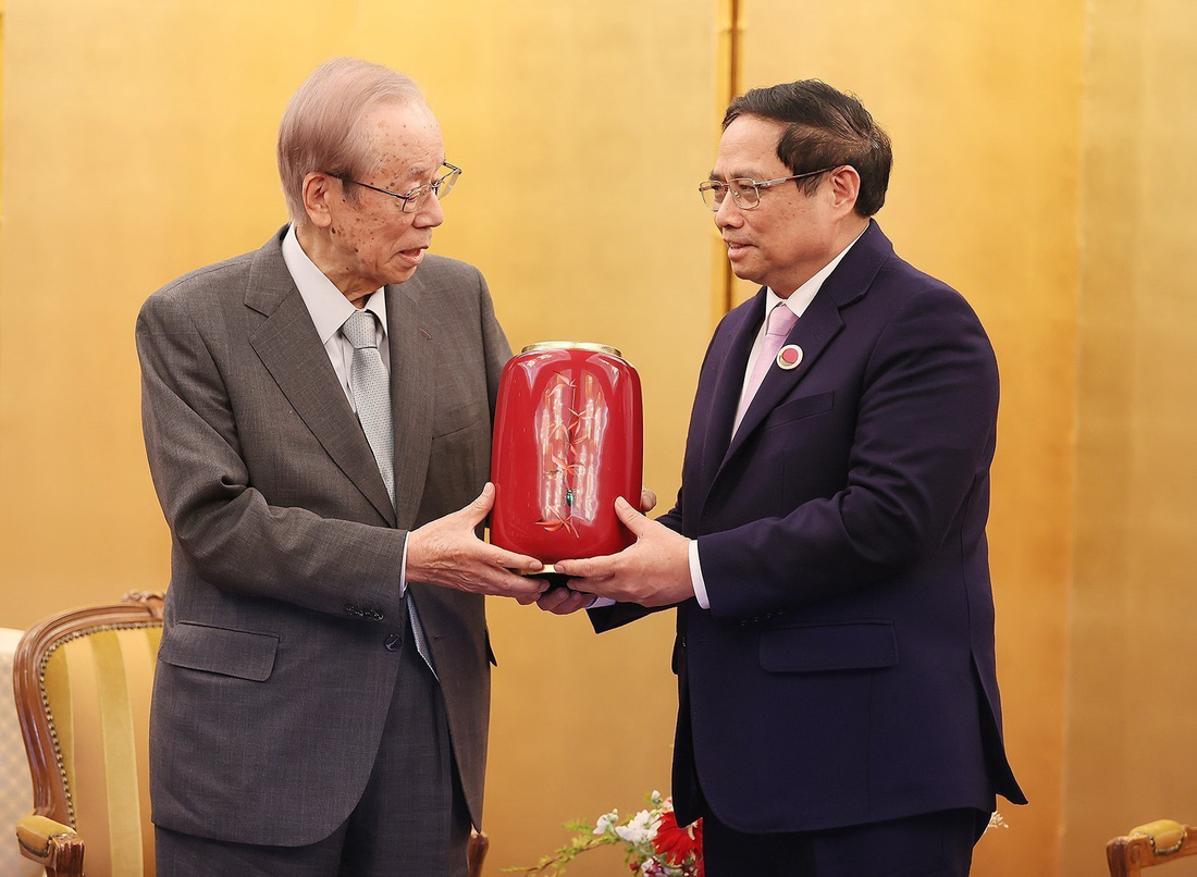 Người đứng đầu Chính phủ Việt Nam tặng quà, cảm ơn những tình cảm của ông Fukuda Yasuo và các thành viên trong gia đình dành cho Việt Nam - Ảnh: TTXVN