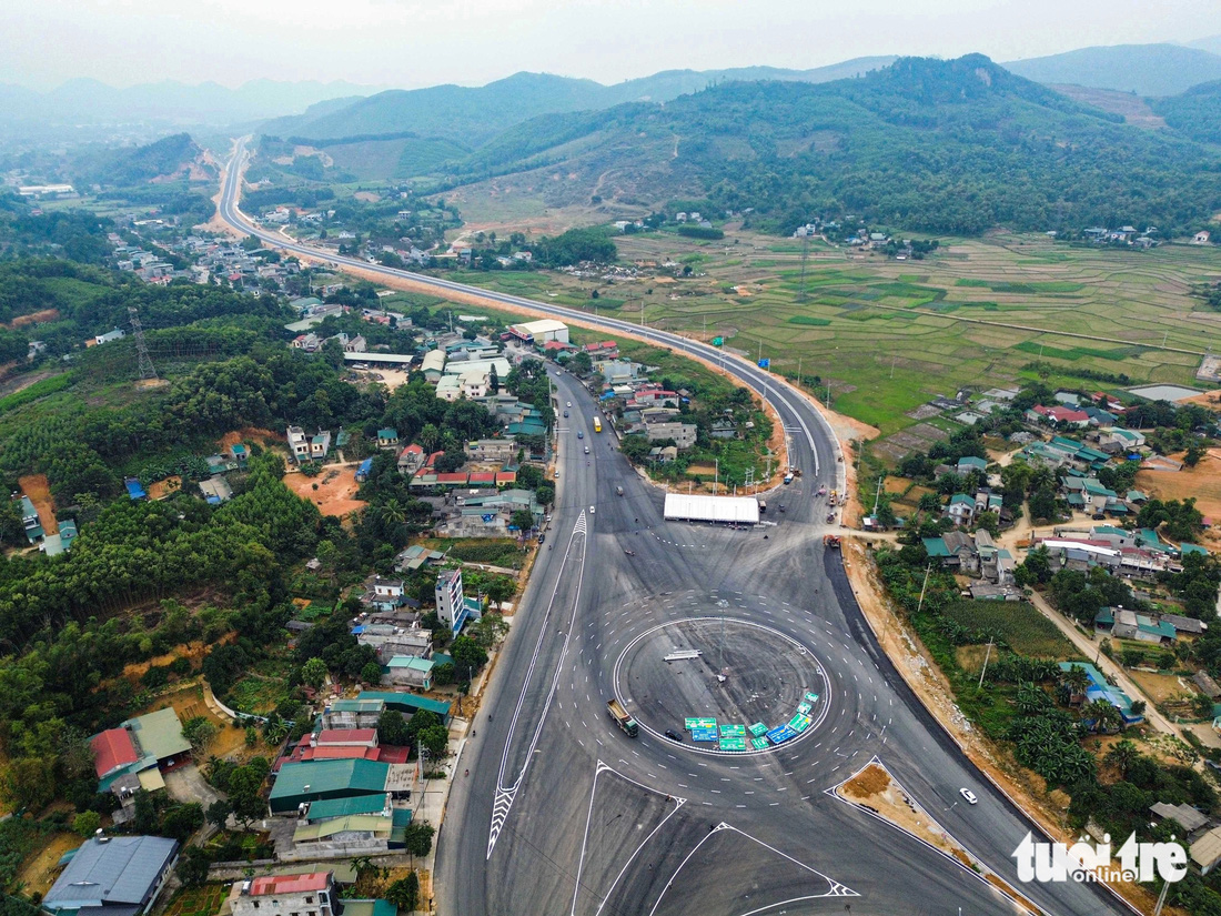 Điểm cuối tuyến cao tốc nằm ở nút giao quốc lộ 2 thuộc xã Lưỡng Vượng (thành phố Tuyên Quang, tỉnh Tuyên Quang) - đây đồng thời cũng là điểm đầu kết nối với cao tốc Tuyên Quang - Hà Giang đang được thi công. Tại đây, công tác chuẩn bị cho lễ thông xe đang được thực hiện.