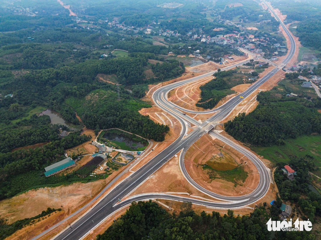 Phần việc tại các nút giao còn lại khá nhiều, một số đoạn đang cấp tập được thảm nhựa mặt đường.