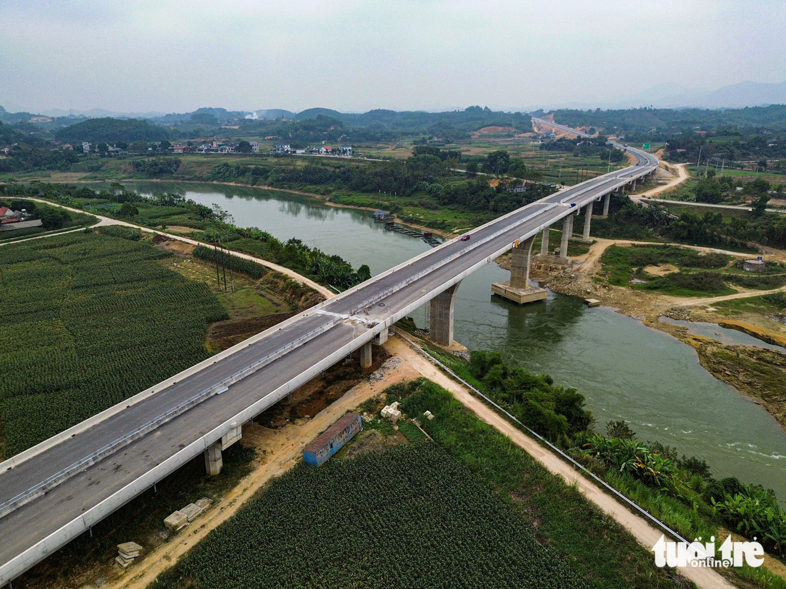 Cầu Đoan Hùng bắc qua sông Chảy là cây cầu vượt sông duy nhất trên tuyến, dài 516m.