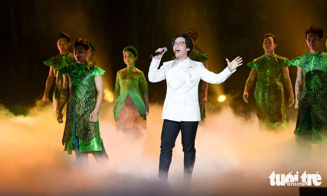 Ca sĩ Hà Anh Tuấn tham gia chương trình nghệ thuật chào mừng Đại hội