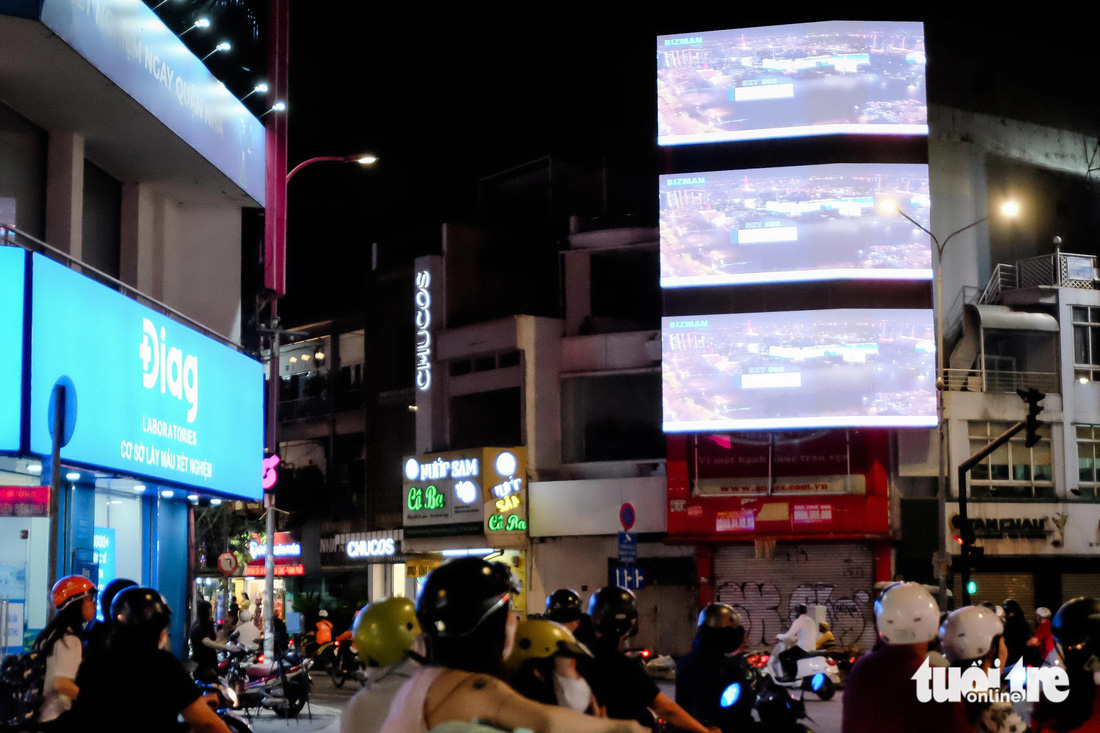Ba màn hình LED quảng cáo được lắp trên mặt tiền một tòa nhà cao tầng tại giao lộ Đinh Tiên Hoàng - Điện Biên Phủ (quận 1). Đây là khu vực ngã tư, có đèn tín hiệu giao thông, khi dừng chờ đèn đỏ thì các bảng quảng cáo này dễ thu hút sự chú ý của người dân. Tuy nhiên, ánh sáng mạnh và hình ảnh chuyển động liên tục lại tạo tác dụng ngược khiến người dân nhức đầu, hoa mắt