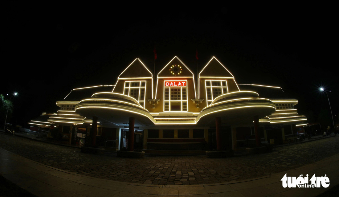 Để thu hút khách tham quan ban đêm trong thời gian tới, ga Đà Lạt dùng đèn led định vị để tôn lên các nét kiến trúc của công trình - Ảnh: M.V.