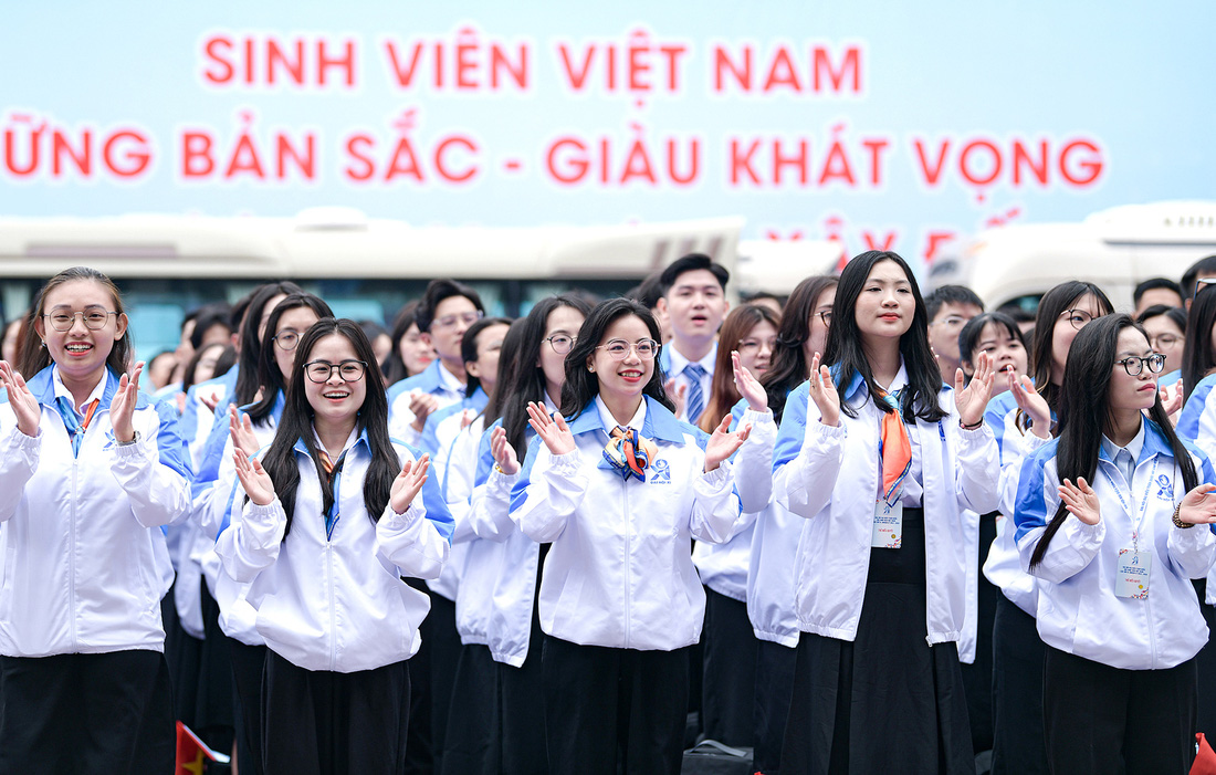 Các đại biểu cùng hát ca khúc Khát vọng sinh viên Việt Nam tại Đại hội Hội Sinh viên Việt Nam lần thứ XI khai mạc vào chiều 18-12 ở Hà Nội - Ảnh: NAM TRẦN