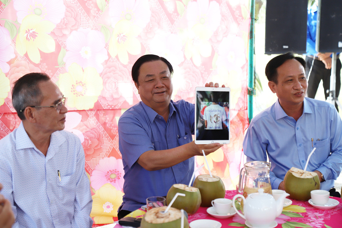 Bộ trưởng Lê Minh Hoan cùng lãnh đạo tỉnh Bạc Liêu đến thăm một hợp tác xã làm mô hình tôm lúa ở huyện Hồng Dân. Đây là một hoạt động trong khuôn khổ tọa đàm chủ đề Lúa thơm tôm sạch do báo Tuổi Trẻ tổ chức năm 2022 - Ảnh: CHÍ QUỐC 
