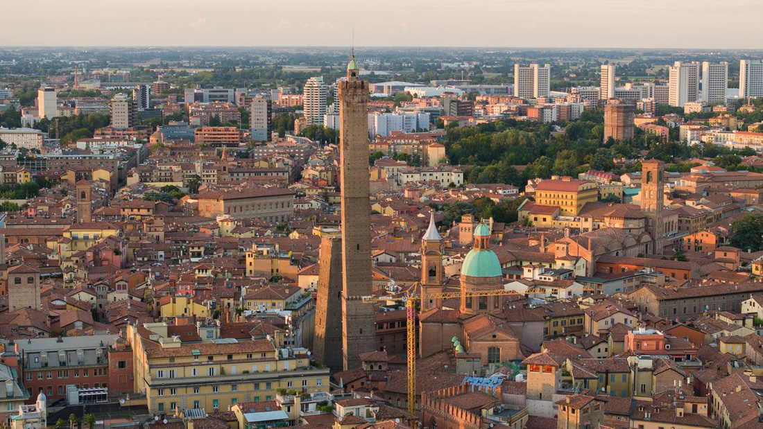 Tháp đôi nghiêng Garisenda ở Bologna, Ý - Ảnh: CNN