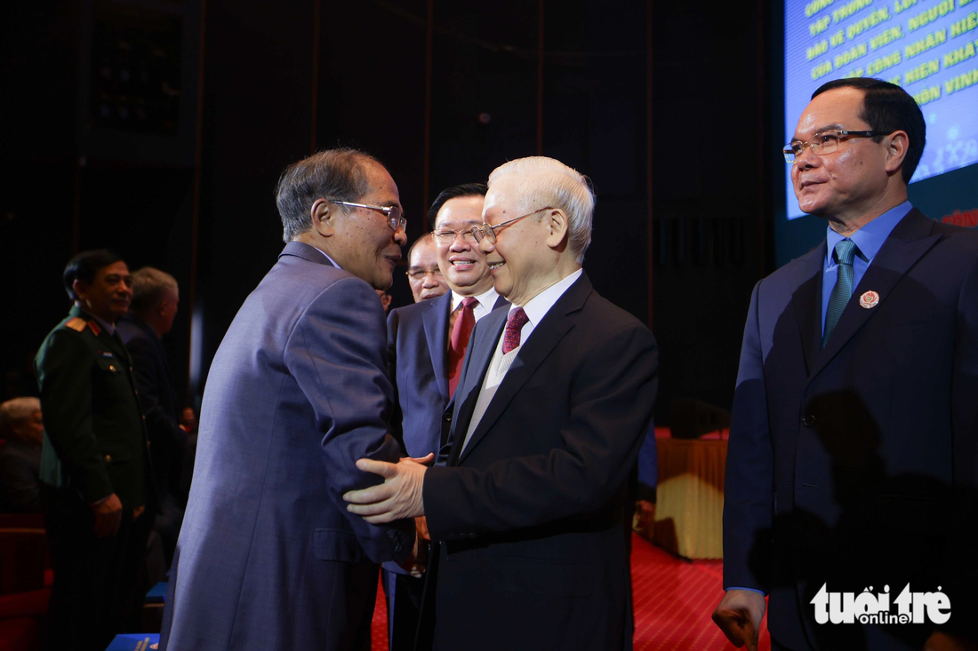 Tổng bí thư Nguyễn Phú Trọng trò chuyện với nguyên Chủ tịch Quốc hội Nguyễn Sinh Hùng - Ảnh: NGUYỄN KHÁNH