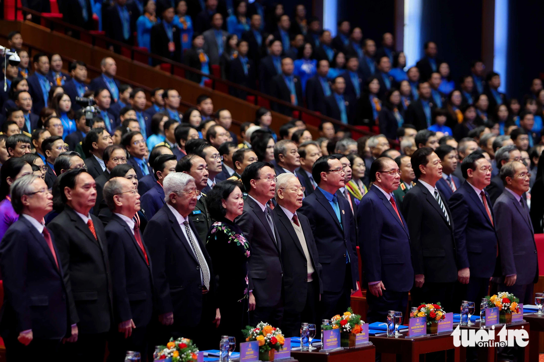 Các đồng chí lãnh đạo, nguyên lãnh đạo Đảng, Nhà nước làm lễ chào cờ - Ảnh: NGUYỄN KHÁNH